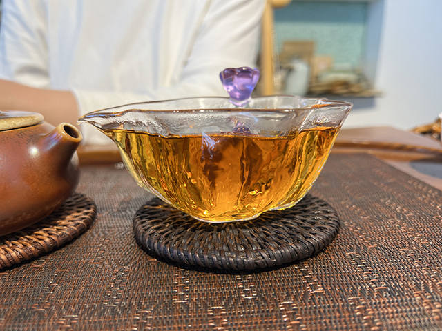 图为1999年9902批易武正山大叶青红印圆茶