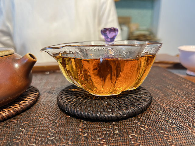 图为1999年9902批易武正山大叶青红印圆茶