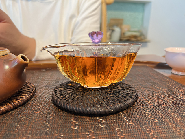 图为1999年9902批易武正山大叶青红印圆茶