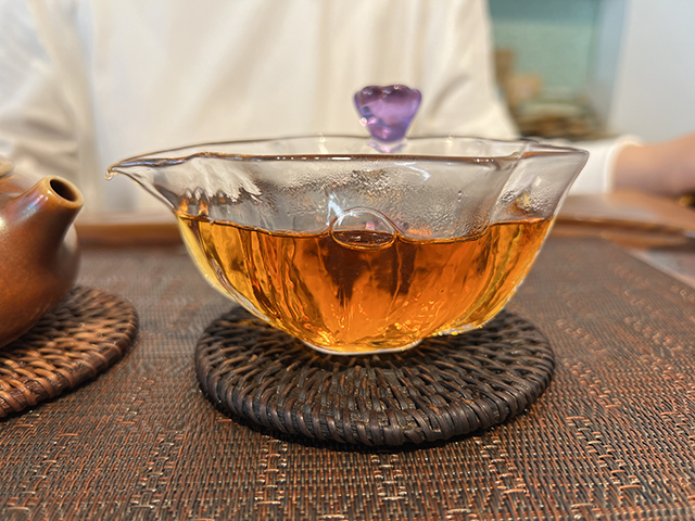 图为1999年9902批易武正山大叶青红印圆茶