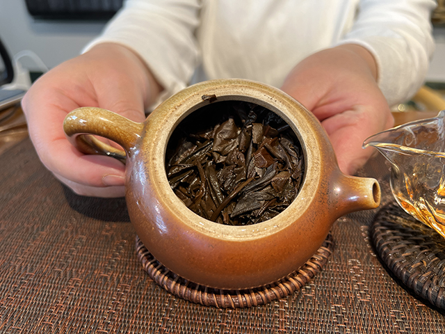 图为1999年9902批易武正山大叶青红印圆茶