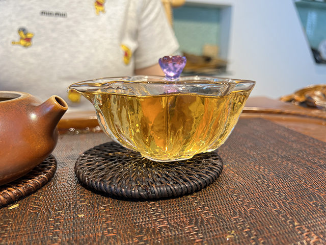 图为1999年甲级易武大绿印青饼