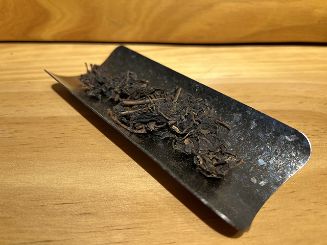 图为海南老茶人评价春城茶厂2002年攸乐青饼蛮砖款