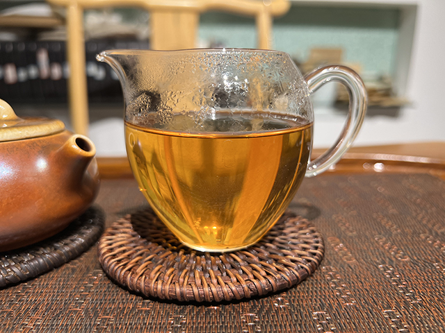 图为海南老茶人评价春城茶厂2002年攸乐青饼蛮砖款