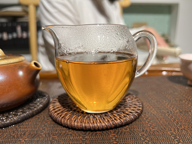 图为海南老茶人评价春城茶厂2002年攸乐青饼蛮砖款