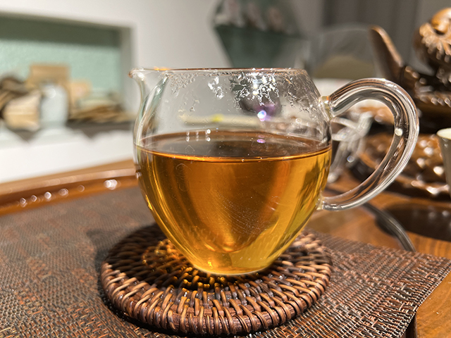 图为海南老茶人评价春城茶厂2002年攸乐青饼蛮砖款