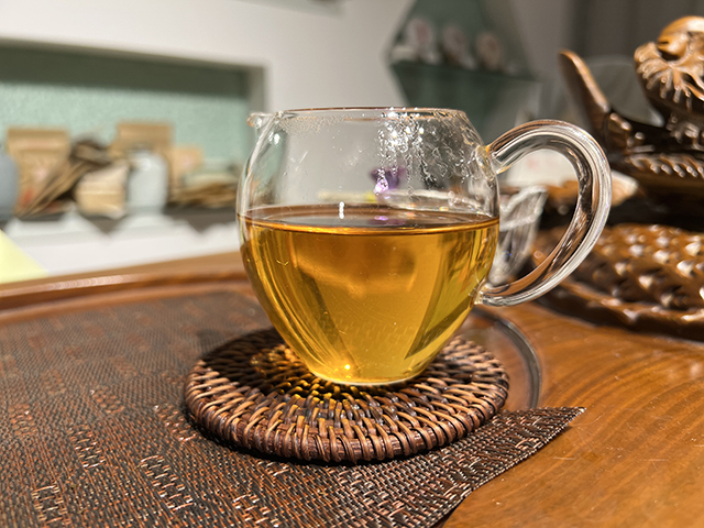 图为海南老茶人评价春城茶厂2002年攸乐青饼蛮砖款