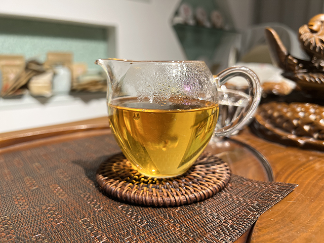 图为海南老茶人评价春城茶厂2002年攸乐青饼蛮砖款