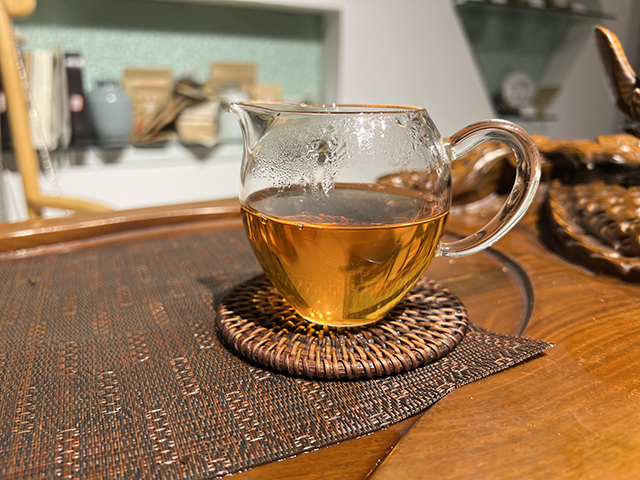 图为海南老茶人评价春城茶厂2002年攸乐青饼蛮砖款