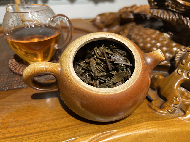 图为海南老茶人评价春城茶厂2002年攸乐青饼蛮砖款