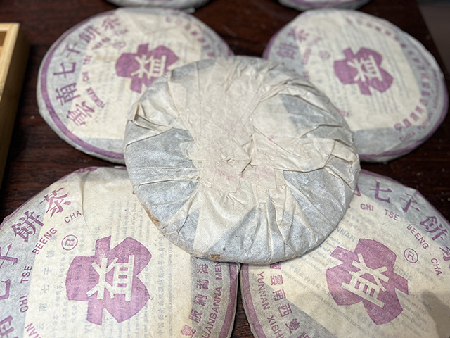 图为2004年玫瑰大益金丝带熟茶