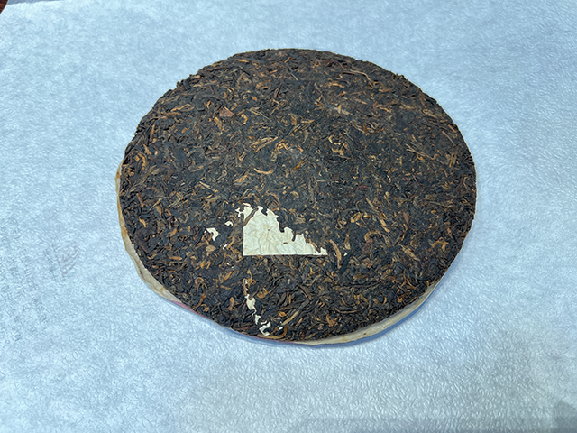 图为2004年玫瑰大益金丝带熟茶