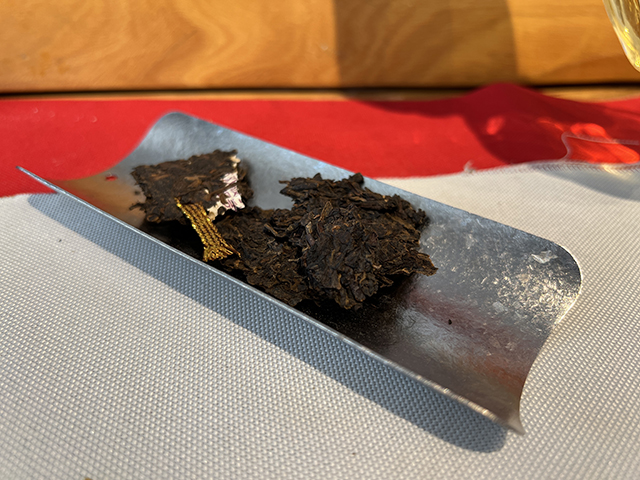 图为2004年玫瑰大益金丝带熟茶