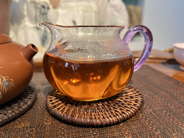 图为2004年玫瑰大益金丝带熟茶