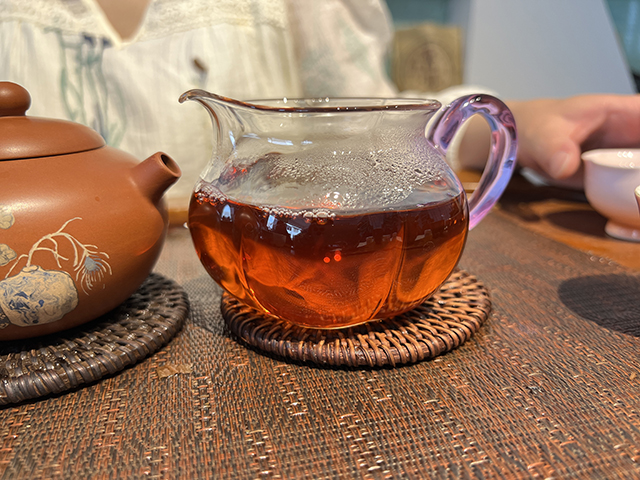 图为2004年玫瑰大益金丝带熟茶