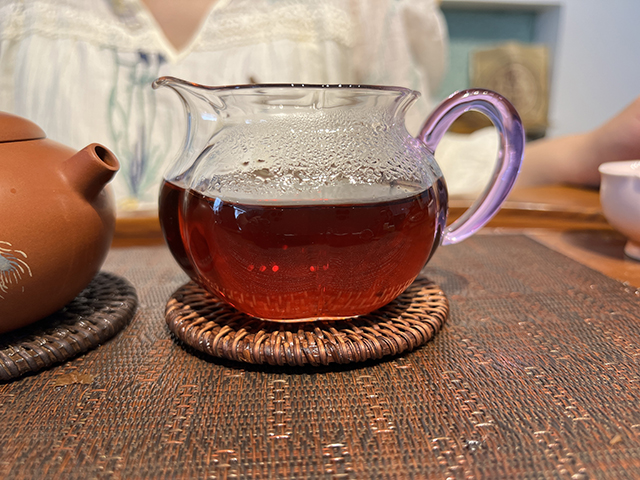 图为2004年玫瑰大益金丝带熟茶