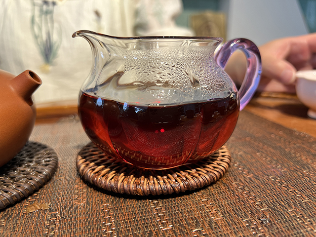图为2004年玫瑰大益金丝带熟茶