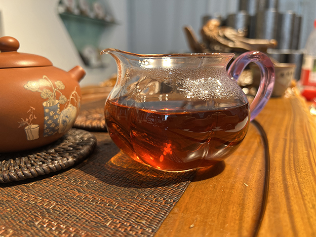 图为2004年玫瑰大益金丝带熟茶