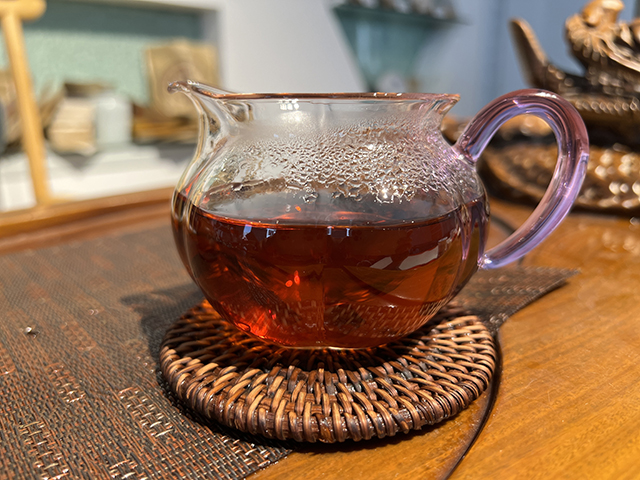 图为2004年玫瑰大益金丝带熟茶