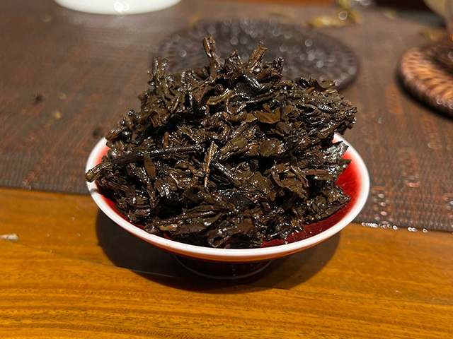 图为2004年玫瑰大益金丝带熟茶