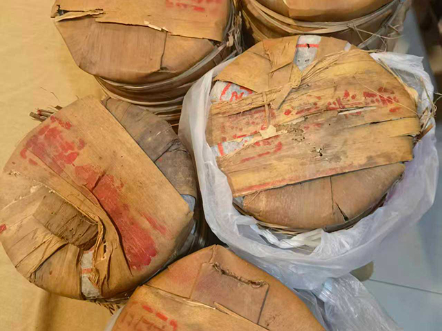 图为鸿泰昌1977年远年七子饼茶青饼