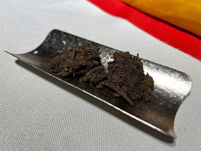 图为鸿泰昌1977年远年七子饼茶青饼