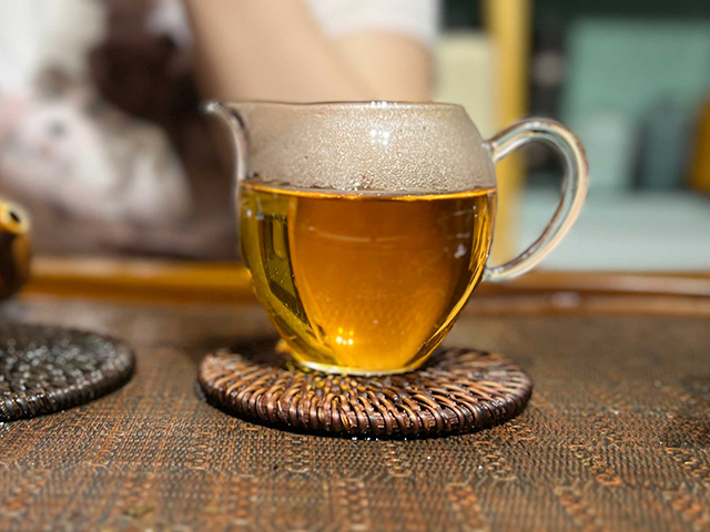 图为鸿泰昌1977年远年七子饼茶青饼