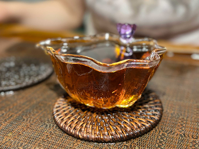 图为鸿泰昌1977年远年七子饼茶青饼