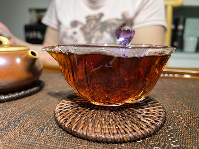 图为鸿泰昌1977年远年七子饼茶青饼