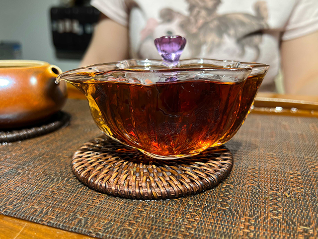 图为鸿泰昌1977年远年七子饼茶青饼