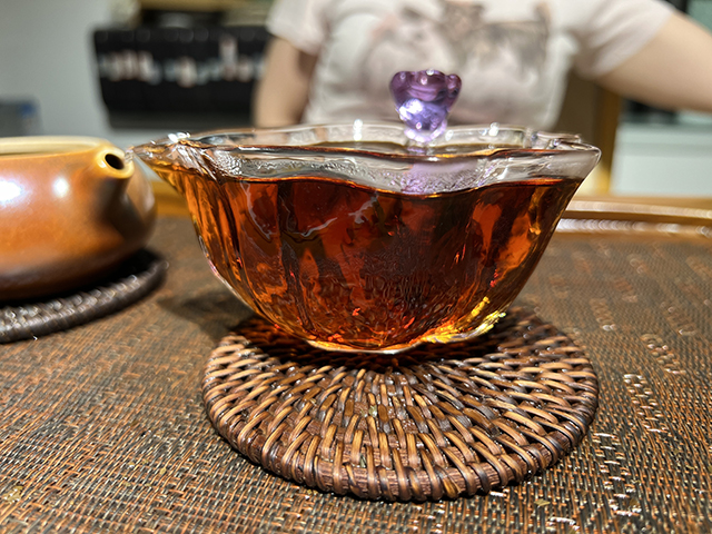 图为鸿泰昌1977年远年七子饼茶青饼