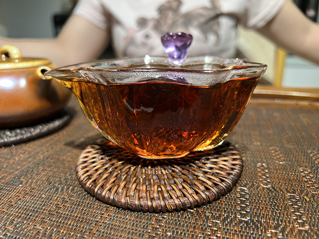 图为鸿泰昌1977年远年七子饼茶青饼