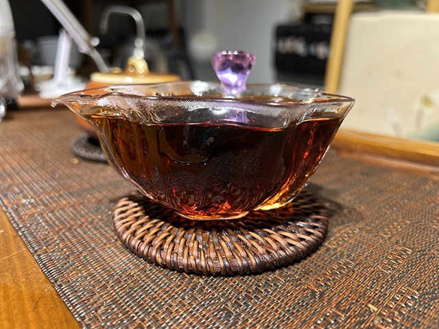 图为鸿泰昌1977年远年七子饼茶青饼