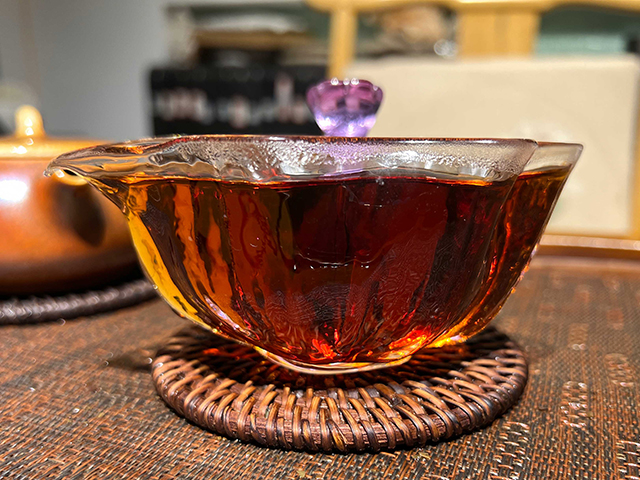 图为鸿泰昌1977年远年七子饼茶青饼