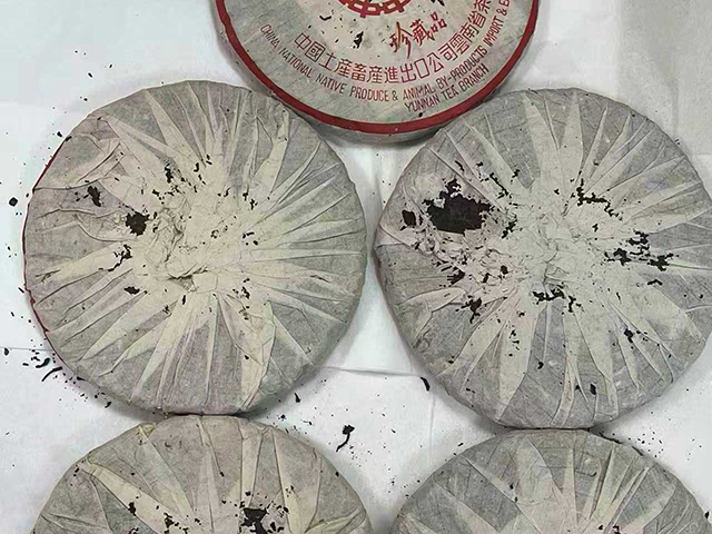 图为勐海茶厂80年代黄印青饼