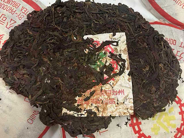 图为勐海茶厂80年代黄印青饼