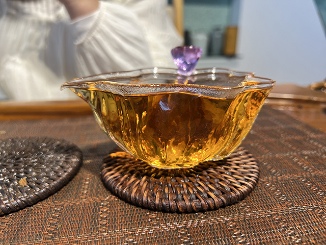 图为勐海茶厂80年代黄印青饼