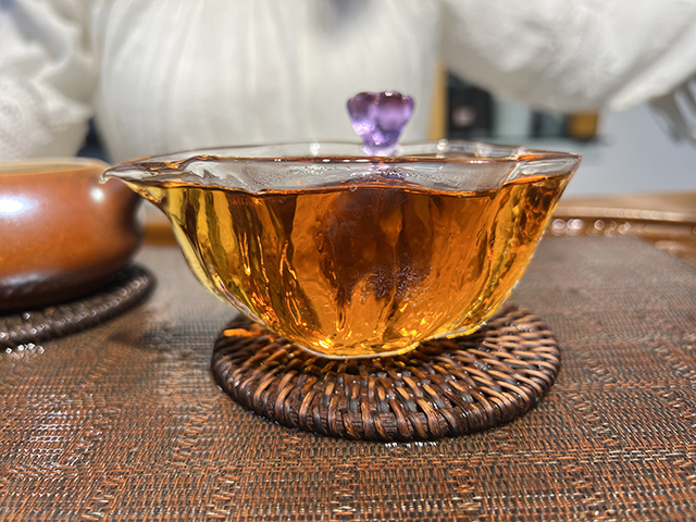 图为勐海茶厂80年代黄印青饼