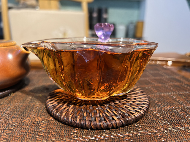 图为勐海茶厂80年代黄印青饼