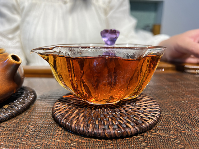 图为勐海茶厂80年代黄印青饼