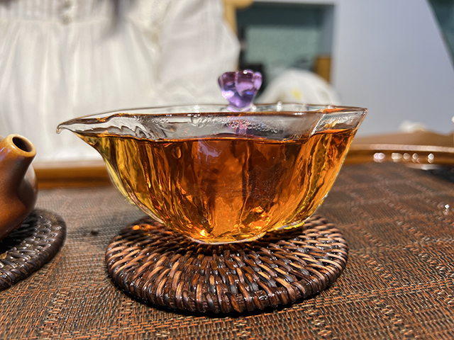 图为勐海茶厂80年代黄印青饼