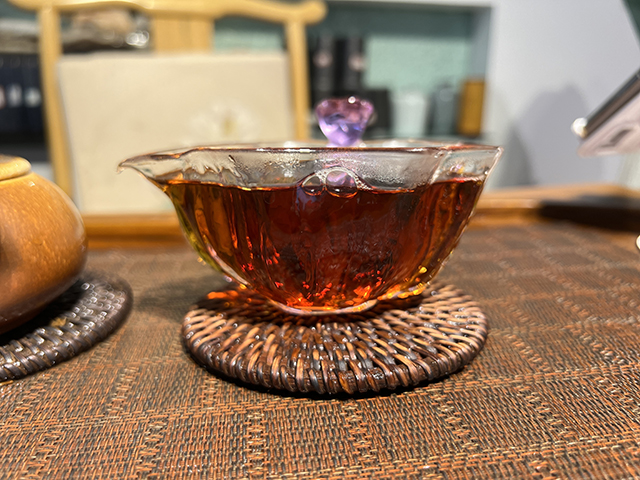 图为勐海茶厂80年代黄印青饼