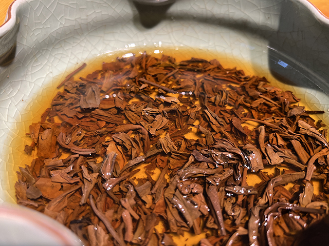 图为勐海茶厂80年代黄印青饼