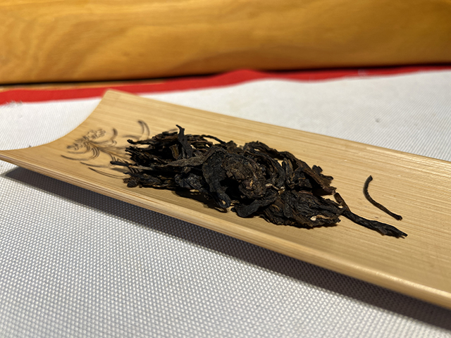 图为贡沱驿2006年景迈古树普洱茶小饼