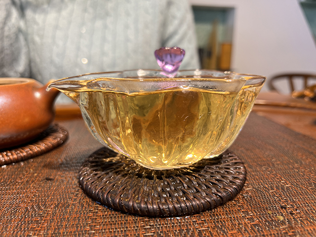 图为贡沱驿2006年景迈古树普洱茶小饼