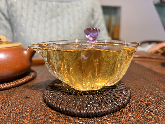图为贡沱驿2006年景迈古树普洱茶小饼