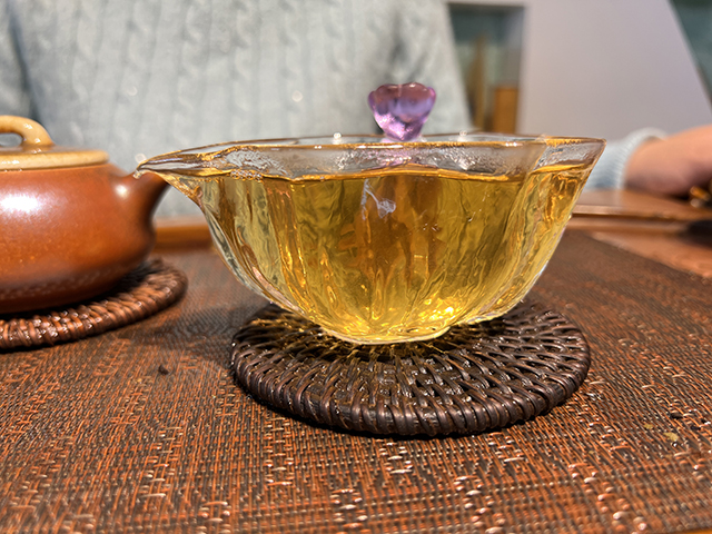 图为贡沱驿2006年景迈古树普洱茶小饼