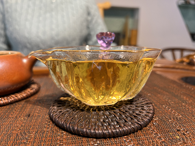 图为贡沱驿2006年景迈古树普洱茶小饼