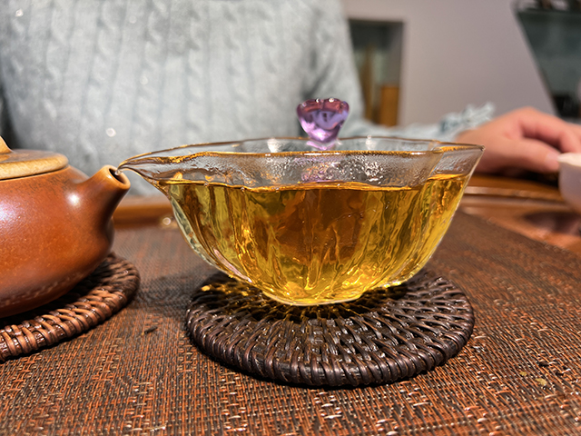 图为贡沱驿2006年景迈古树普洱茶小饼