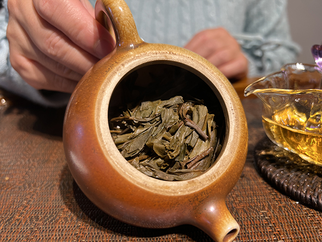 图为贡沱驿2006年景迈古树普洱茶小饼